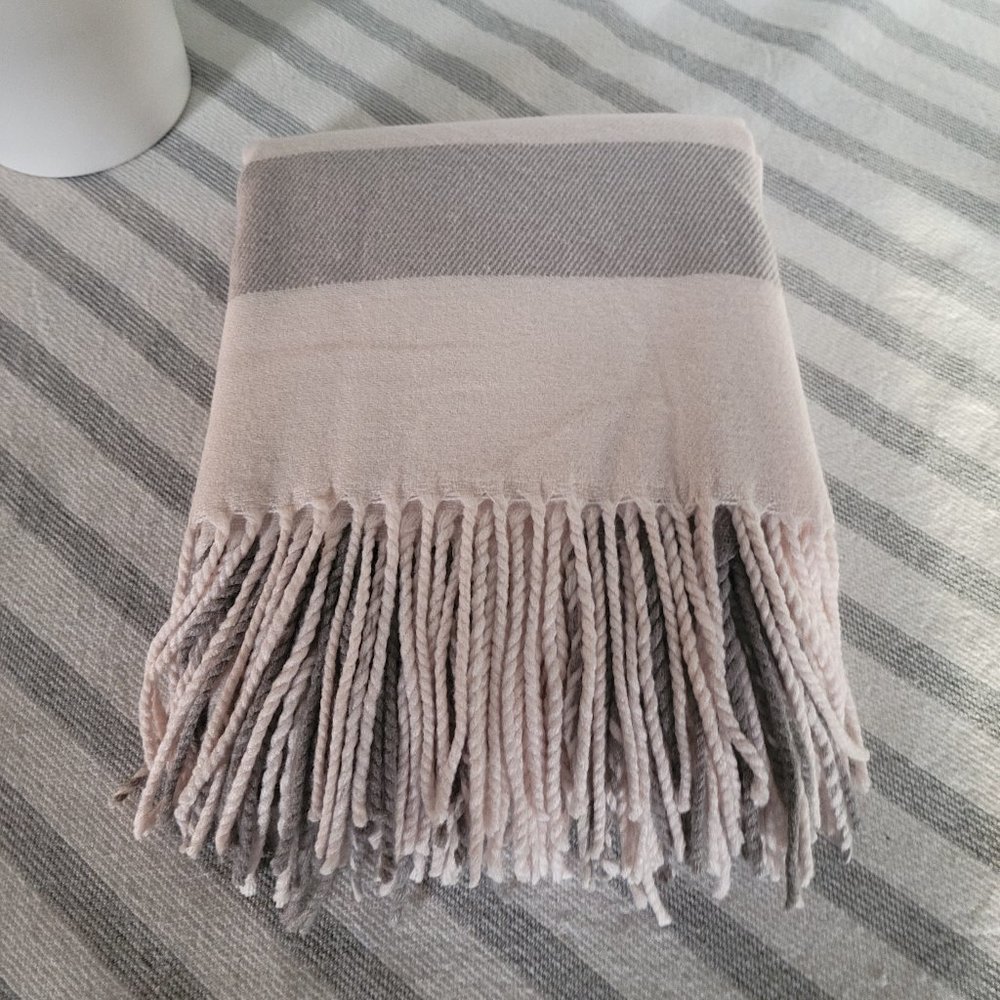 Indigo NWT Reading Cozy